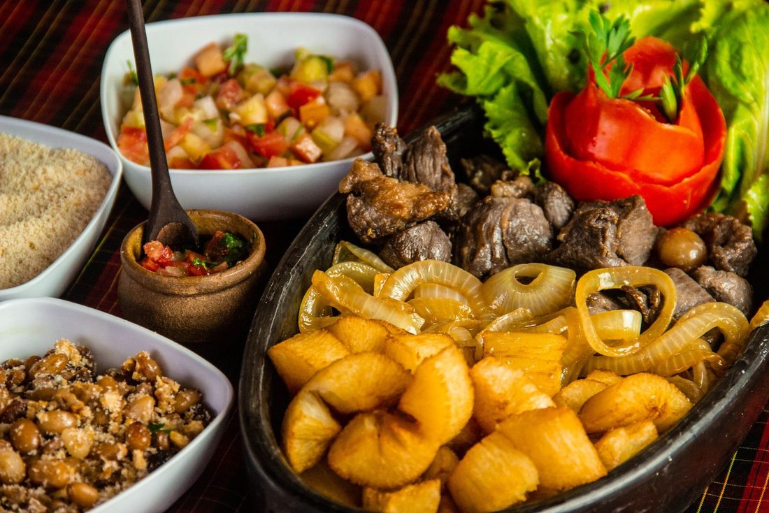 Mesa de comida brasileira